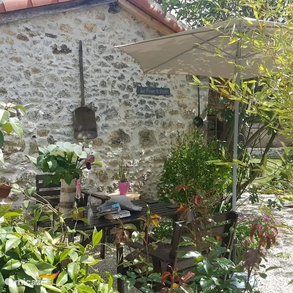 Privater Sitzbereich mit Grill