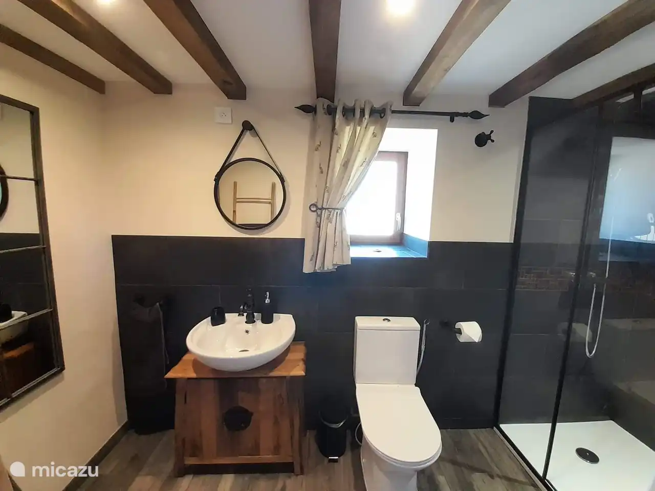 Schönes Badezimmer und ebenerdige Dusche