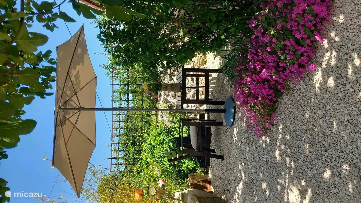 Privater Sitzbereich bei Kerzenschein.