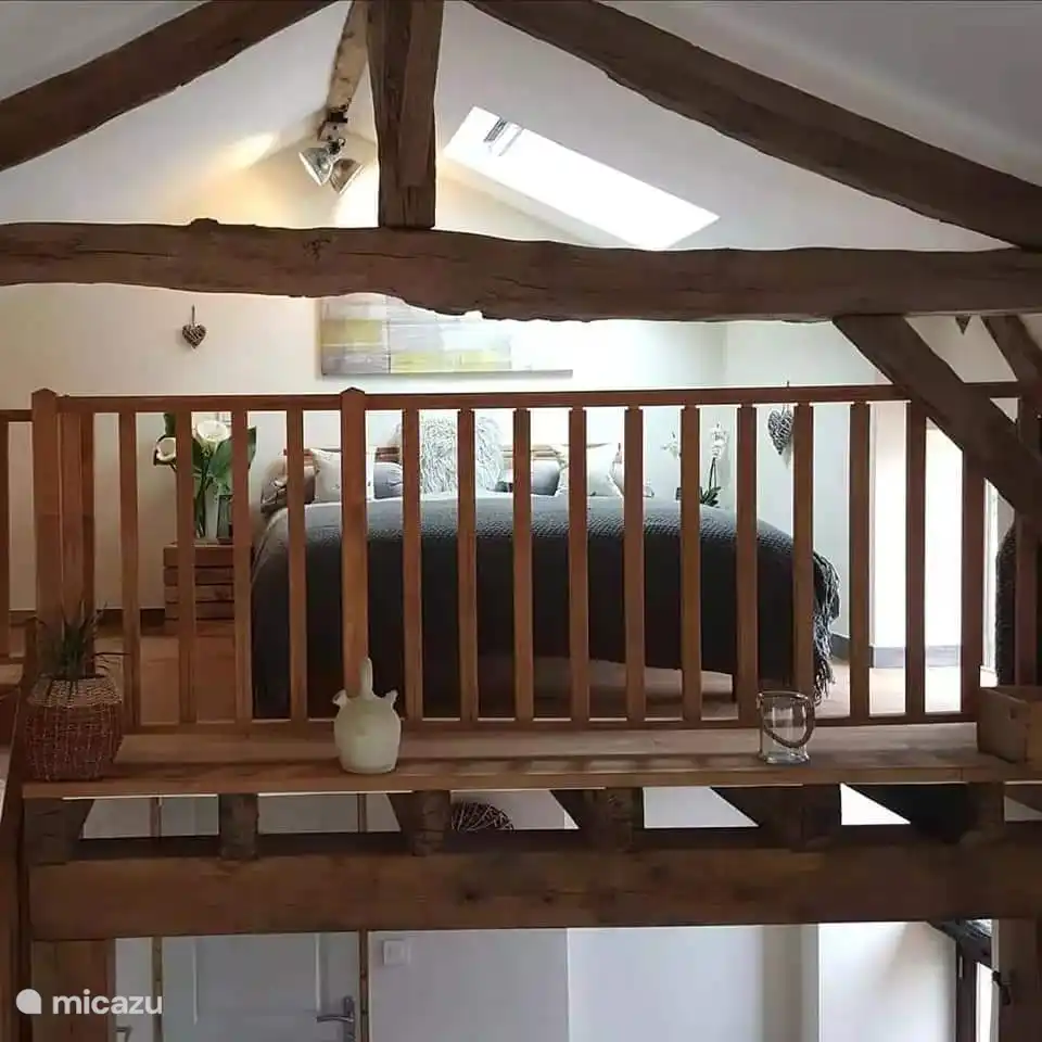 Schlafzimmer mit riesigen Eichenbalken.