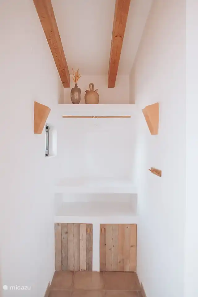 Schlafzimmer: Kleiderschränke mit Hotelkühlschrank