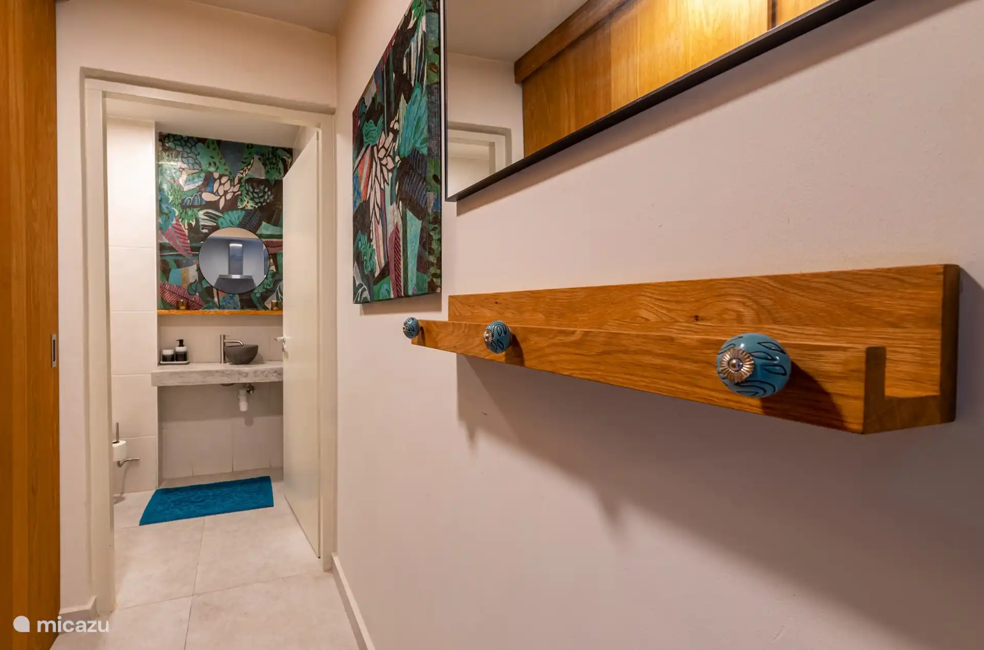 Le hall avec des toilettes supplémentaires séparées et un grand placard à porte coulissante avec derrière lui la machine à laver à l’abri des regards.