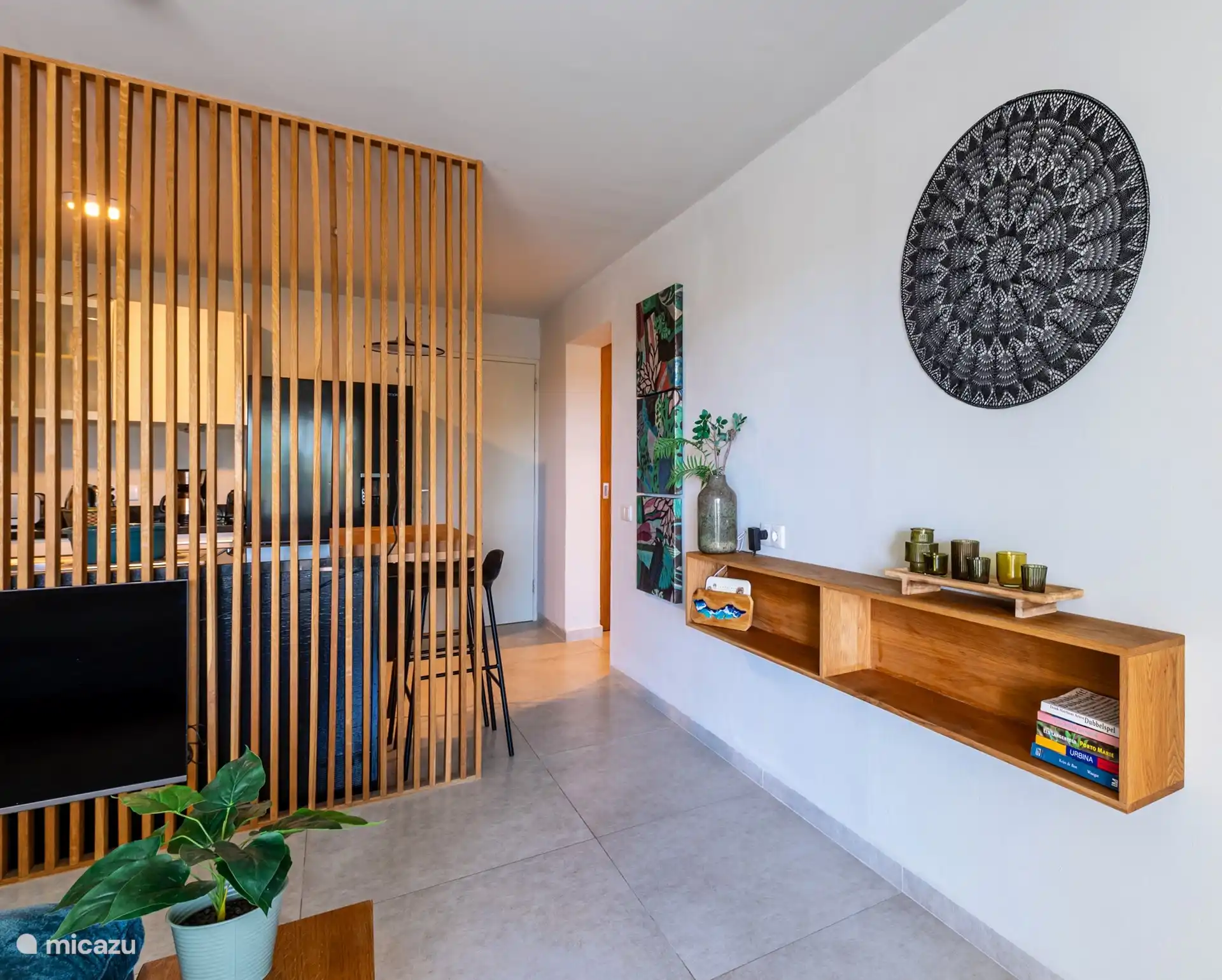 La connexion entre le salon et la chambre à coucher.