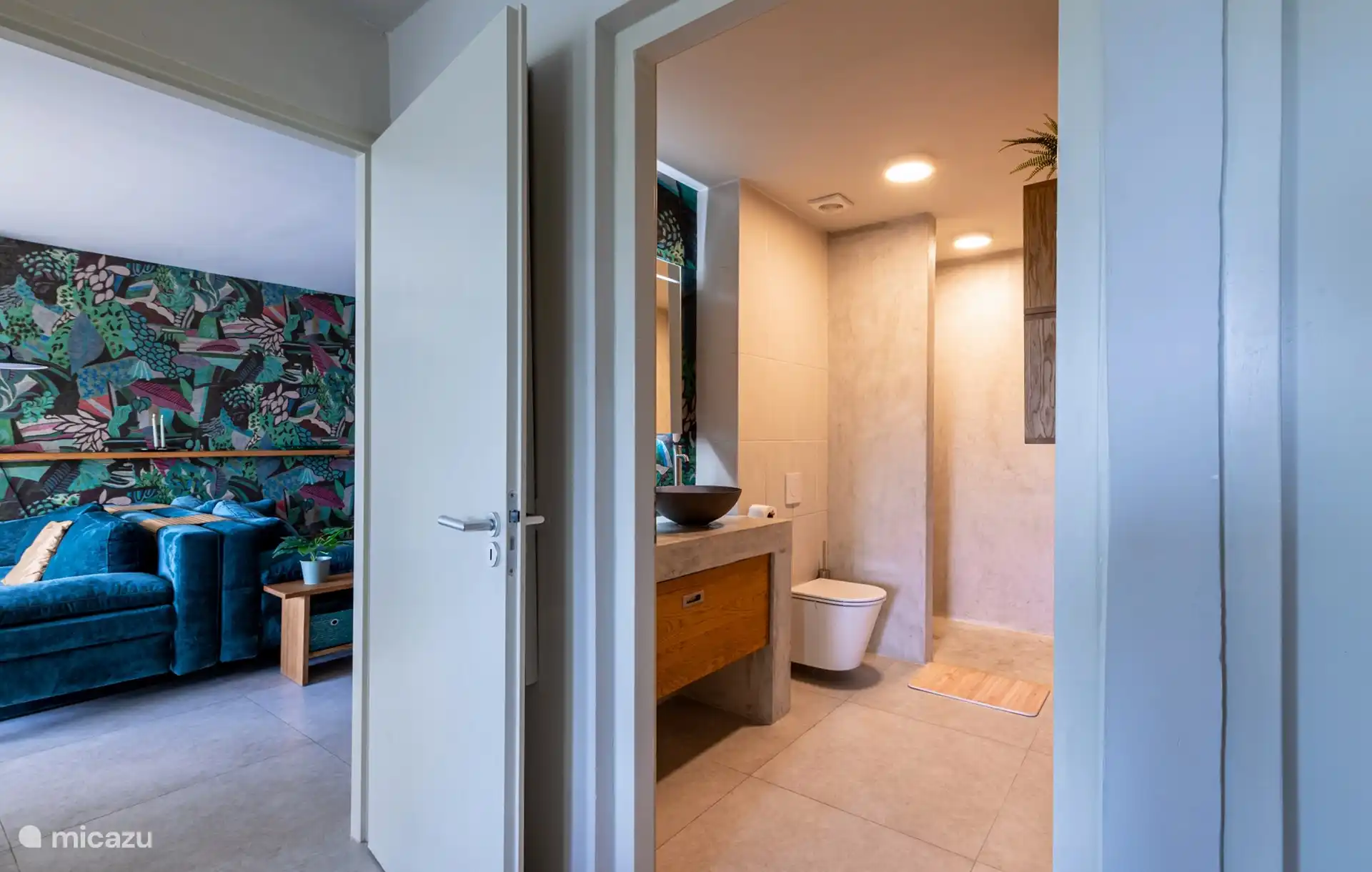 De la chambre à la salle de bain. À côté de la salle de bain se trouve le dressing.