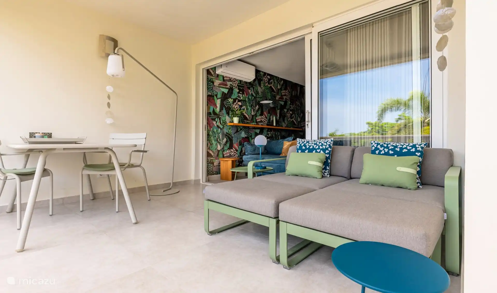 Le balcon avec coin repas et sièges. Ici, le ventilateur de plafond assure le refroidissement.