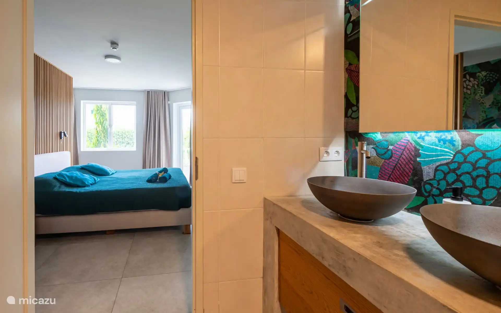 La salle de bain avec vue sur la chambre.