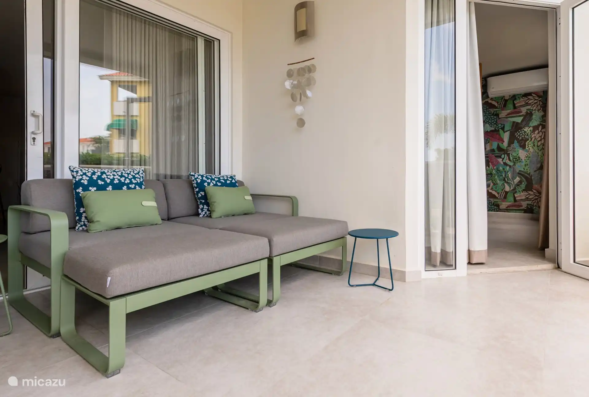 Vue du balcon sur la chambre et le salon.