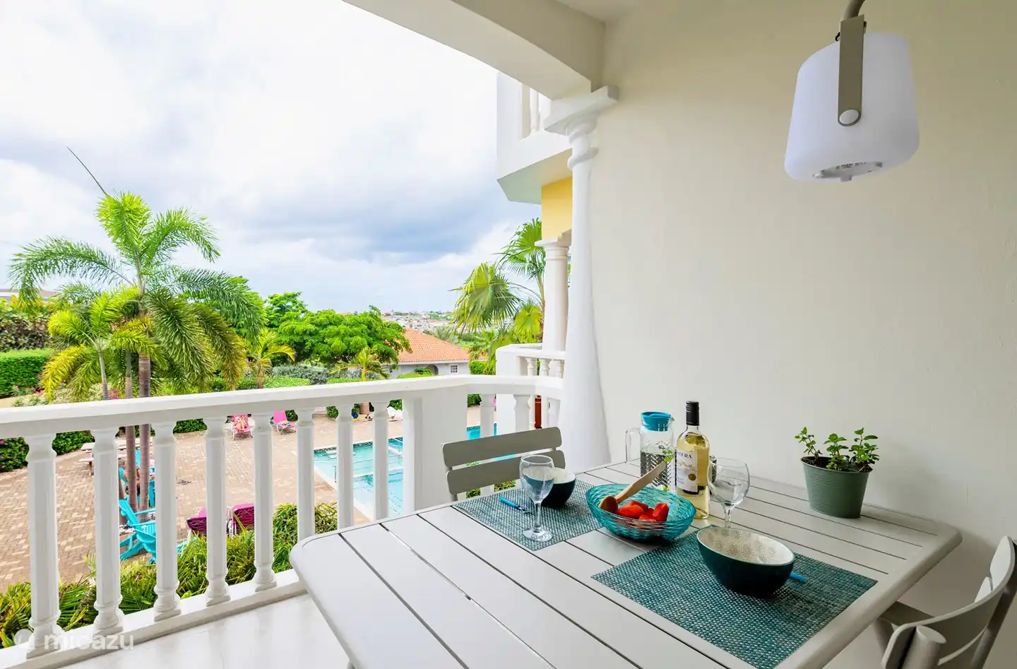 La salle à manger sur le balcon est un endroit merveilleux pour prendre le petit-déjeuner et le dîner. Le soir, la lampe sur pied offre un éclairage d'ambiance confortable.