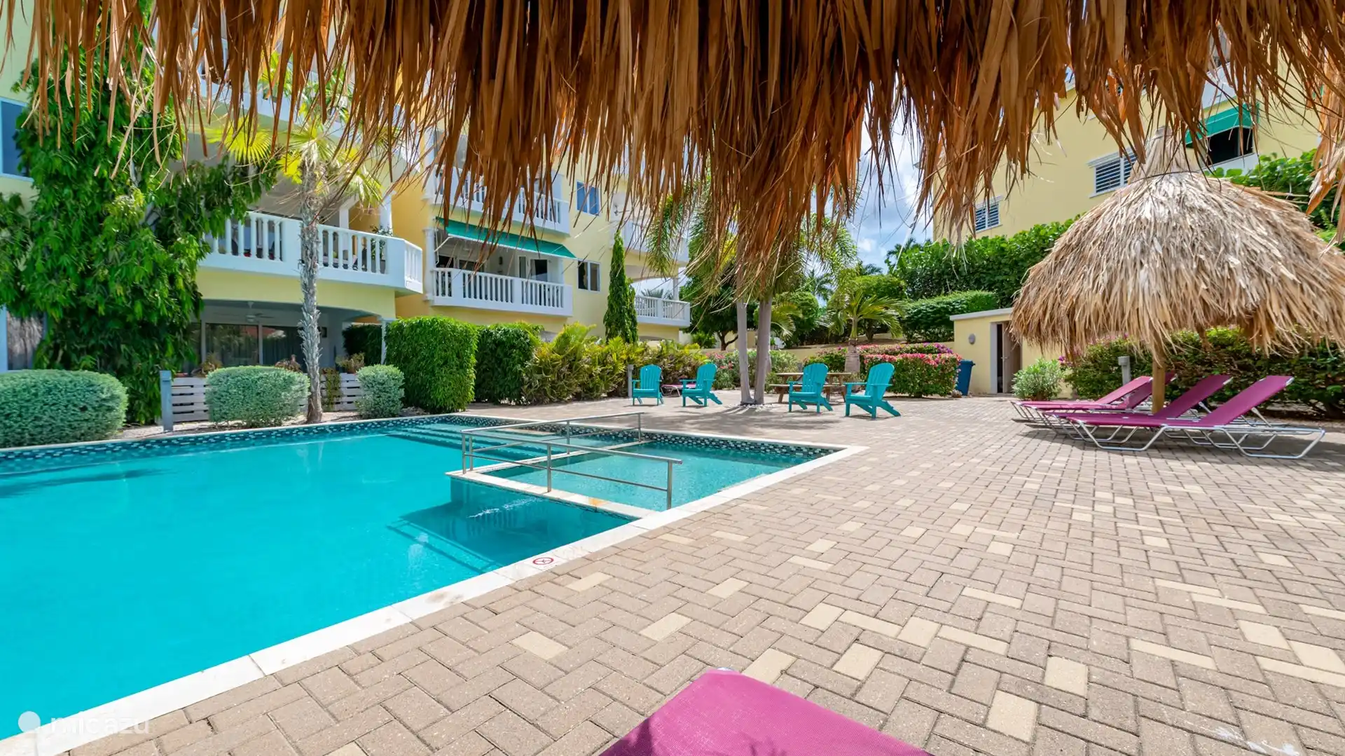 La piscine qui est directement adjacente à l’appartement. De là, il y a dix minutes à pied de la plage.