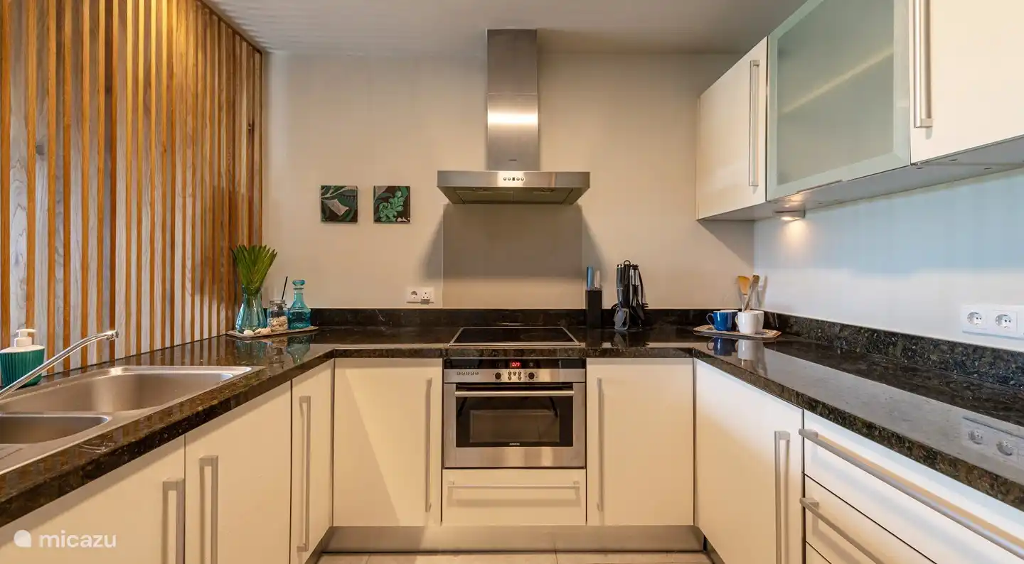 La cuisine contient tous les équipements et commodités nécessaires au quotidien, comme un réfrigérateur-congélateur, une plaque de cuisson, un combiné four-micro-ondes, un lave-vaisselle, un grille-pain, une bouilloire et une machine Nespresso et bien sûr des casseroles, des couverts et de la vaisselle.