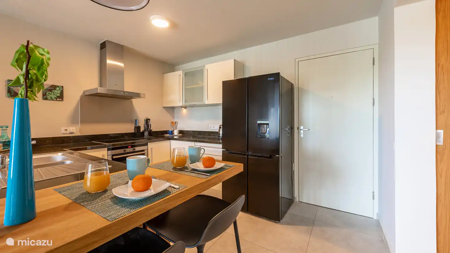 Le combiné réfrigérateur-congélateur est un réfrigérateur américain doté d'un distributeur d'eau et de glaçons et de tiroirs congélateur.