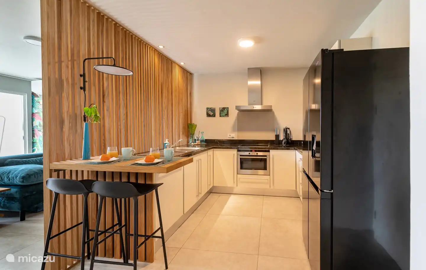 La transition de la cuisine au salon.