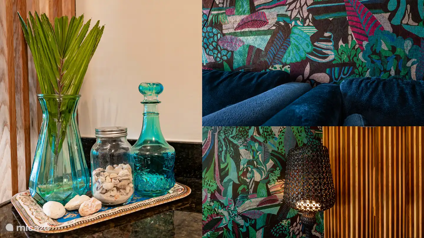 L'appartement dégage une atmosphère tropicale avec des tons bleu-vert et du bois chaleureux.
