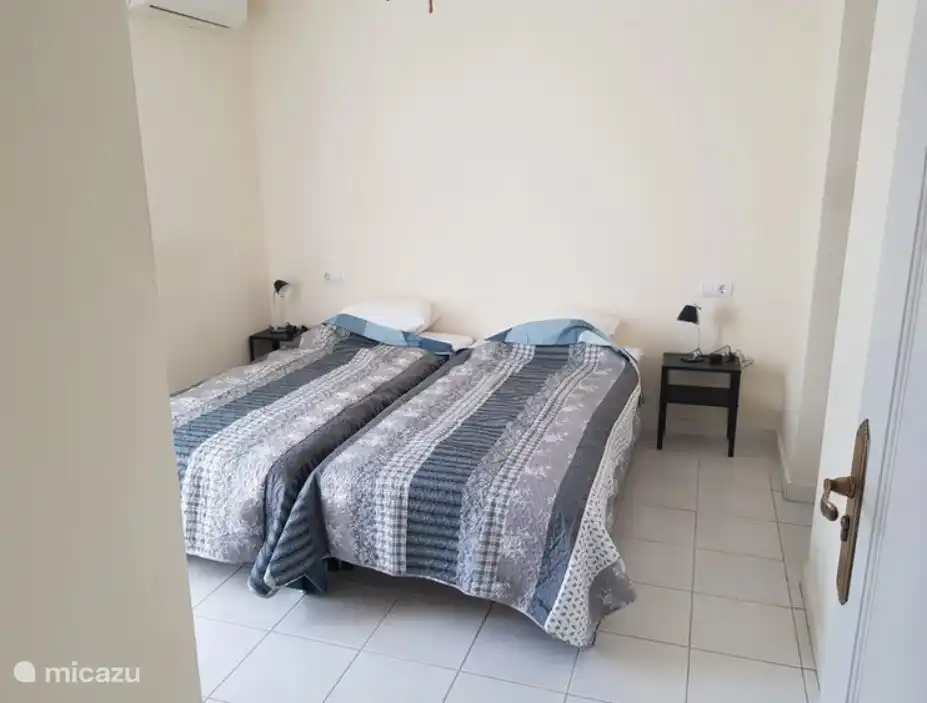 Schlafzimmer 1 im Obergeschoss mit eigenem Bad und Terrassentüren zum Balkon sowie fester Klimaanlage