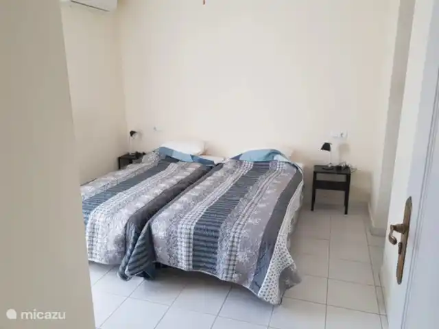 Villa Faisán en España, Costa Blanca, Moraira - villa Dormitorio 1, arriba, con baño privado y puertas que dan al balcón y aire acondicionado fijo.