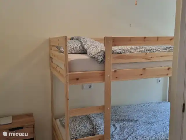 Villa Faisán en España, Costa Blanca, Moraira - villa Dormitorio 2, arriba, con litera y aire acondicionado móvil.