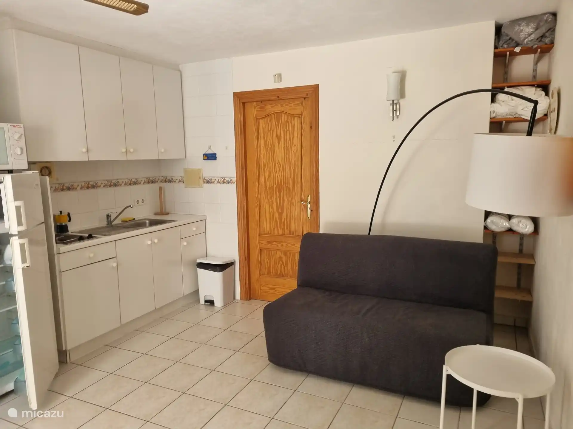 Speisekammer im Erdgeschoss mit Tür zum 2. Badezimmer