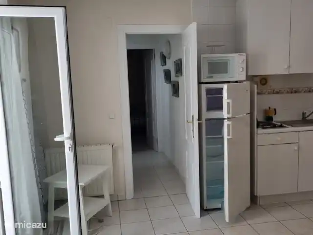 Villa Faisán en España, Costa Blanca, Moraira - villa Despensa abajo con puerta al jardín y pasillo al dormitorio y escaleras.