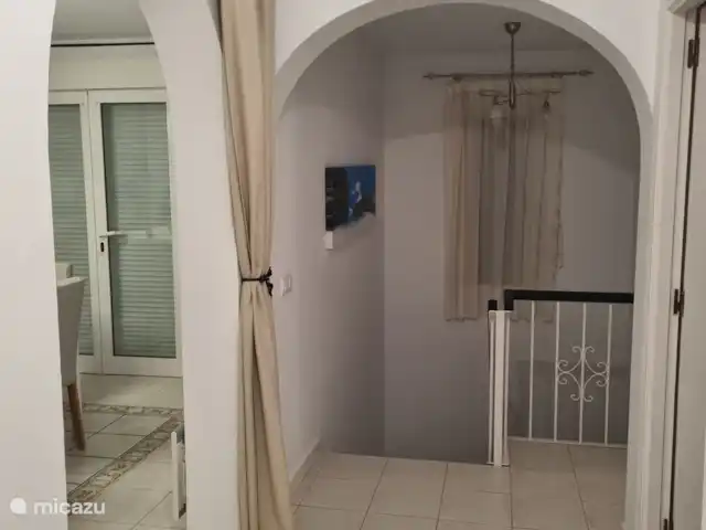 Villa Faisán en España, Costa Blanca, Moraira - villa La entrada con el salón a la izquierda y las escaleras al frente.