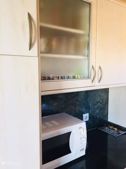 Volledig uitgeruste kueken met glazen, borden, bestek, pannen, paellapan, etc...