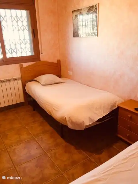 Slaapkamer gelijkvloers, 2 aparte bedden, grote ingemaakte kast. 