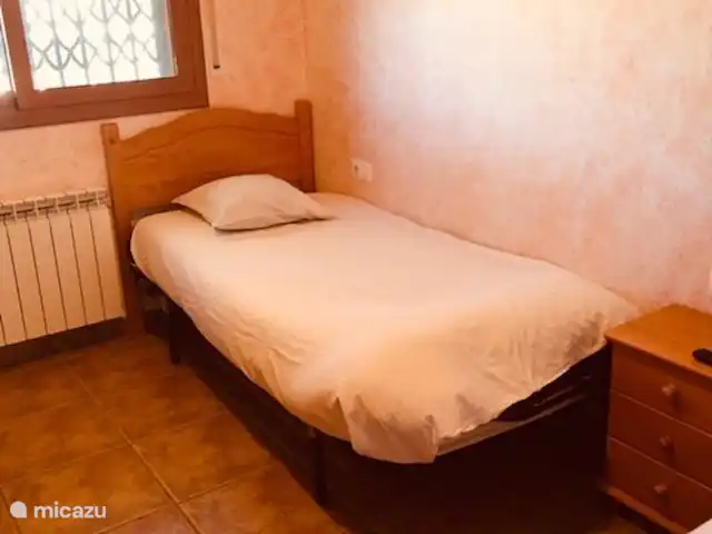 Casa José Ramón en España, Costa Dorada, Tarragona - casa vacacional Dormitorio en planta baja, 2 camas separadas, amplio armario empotrado.