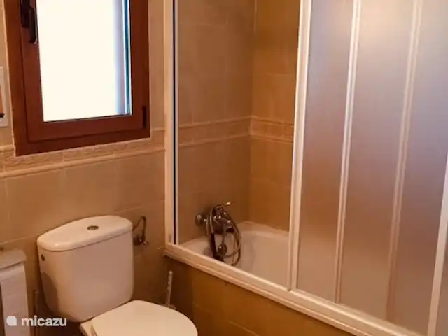 Casa José Ramón en España, Costa Dorada, Tarragona - casa vacacional Piso de baño con lavabo, inodoro y baño/ducha.
