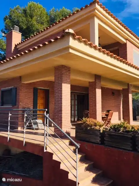 Zicht op terras en zijgang naar terras achteraan