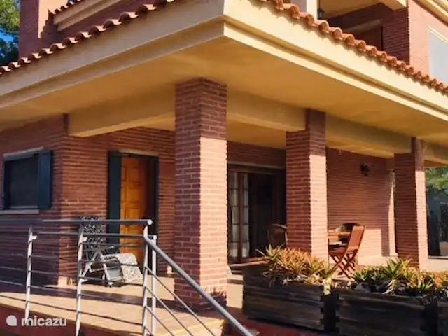 Casa José Ramón en España, Costa Dorada, Tarragona - casa vacacional Vista de terraza y corredor lateral a terraza en la parte de atrás