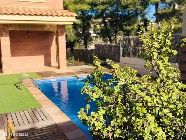 Casa José Ramón en España, Costa Dorada, Tarragona - casa vacacional piscina vista frontal