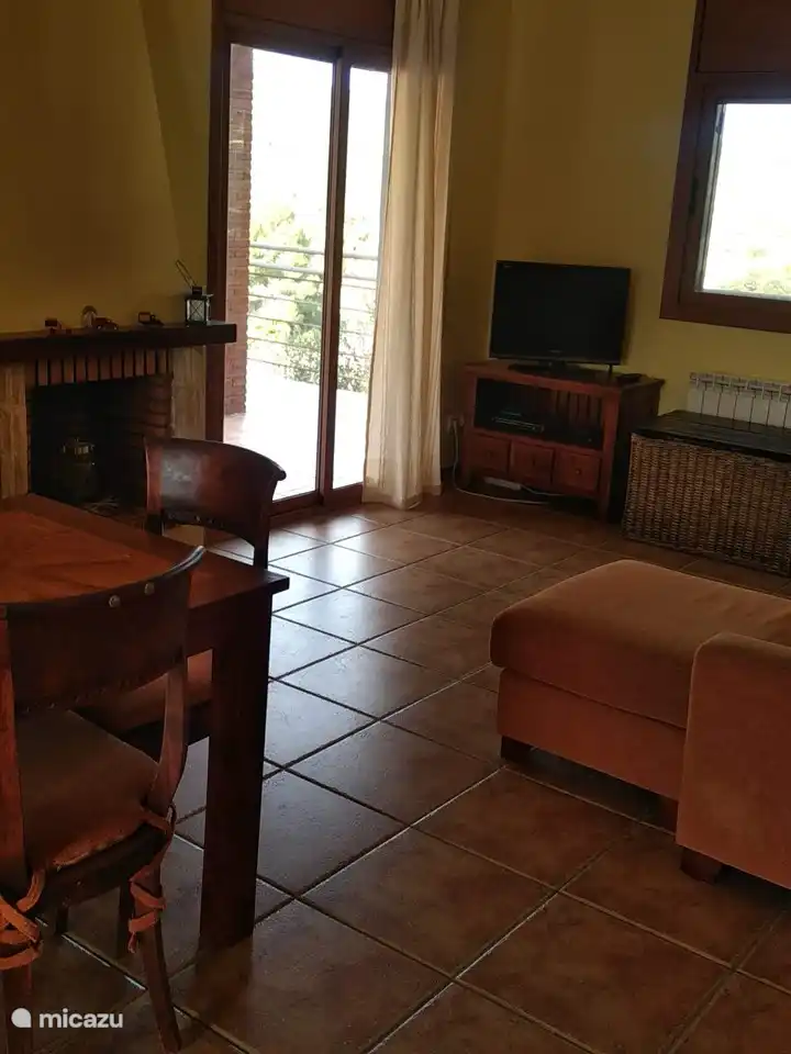 Schuifraam naar achterterras vanuit living.