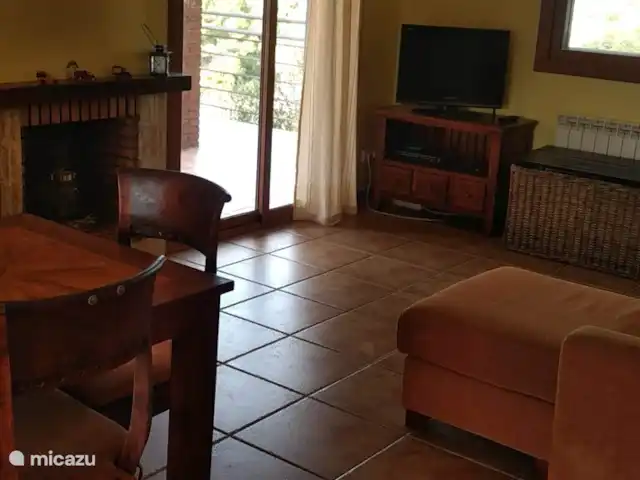 Casa José Ramón en España, Costa Dorada, Tarragona - casa vacacional Ventana corrediza a la terraza trasera desde la sala de estar.