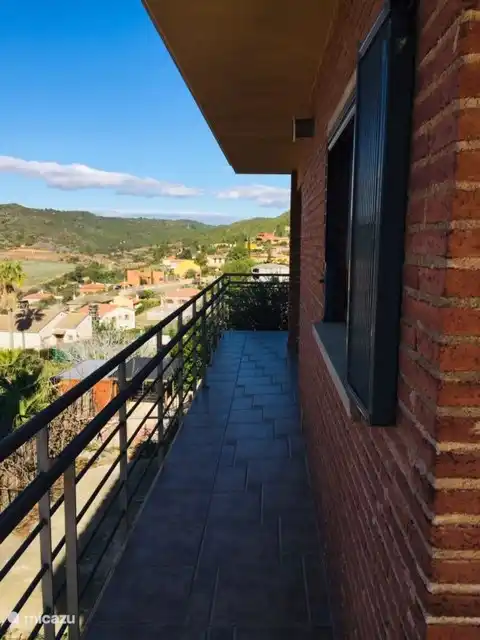 Doorgang terras achterkant, achter keuken.