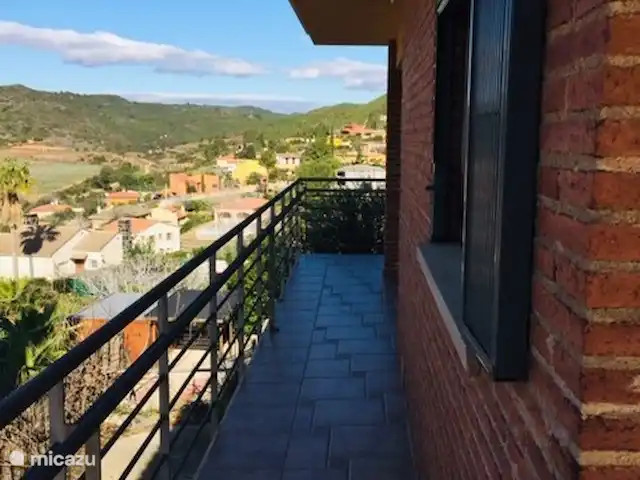 Casa José Ramón en España, Costa Dorada, Tarragona - casa vacacional Terraza de paso al fondo, detrás de la cocina.