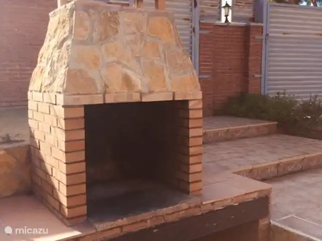 Casa José Ramón en España, Costa Dorada, Tarragona - casa vacacional Vista de la barbacoa, junto a ella hay un fregadero exterior. Vista del lado de la calle de la puerta y del lado de la calle de la puerta.