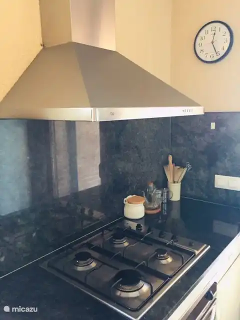 Volledig uitgeruste keuken. 