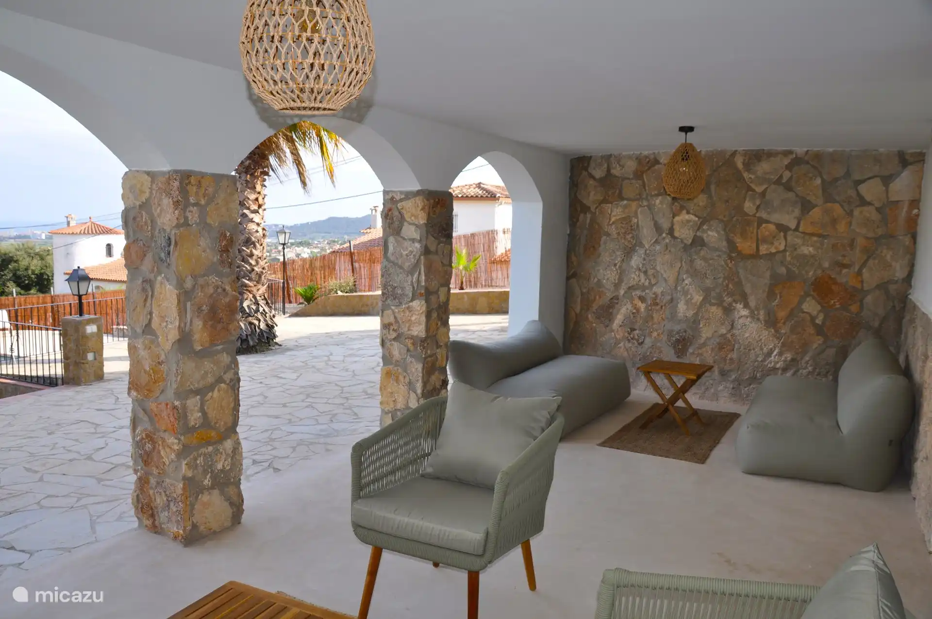 Terrasse sous la terrasse de la cuisine où vous pourrez vous détendre à l’ombre pendant la journée