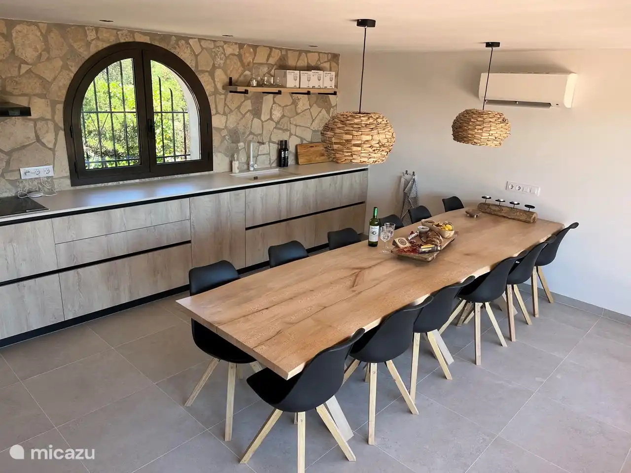 Grande cuisine entièrement équipée pour 12 personnes.