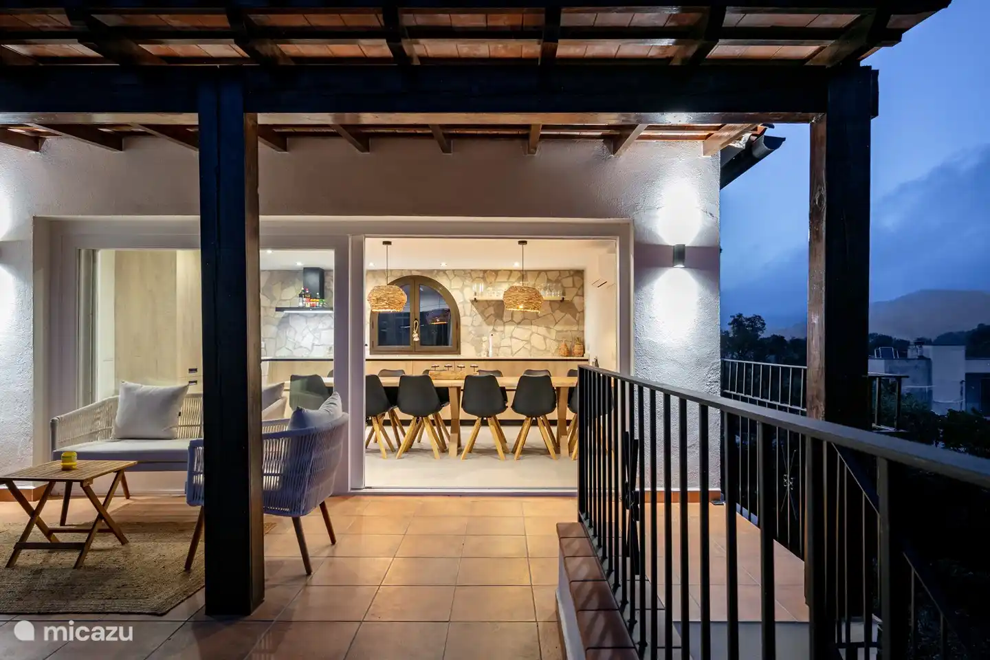 Terrasse à côté de la cuisine.