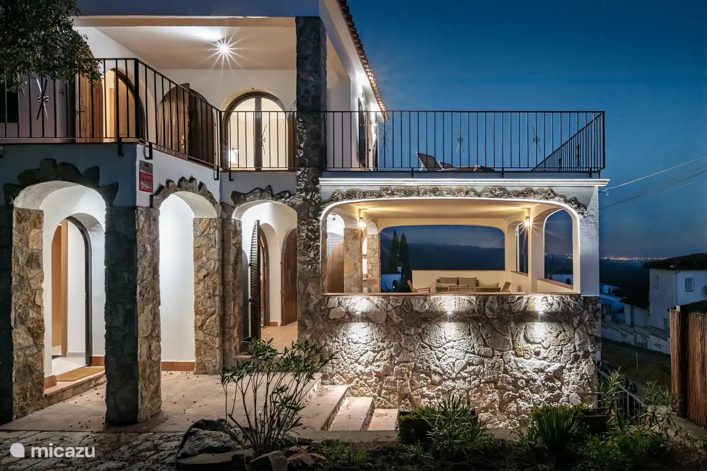 Terrasse à l'avant également avec beaucoup d'intimité.