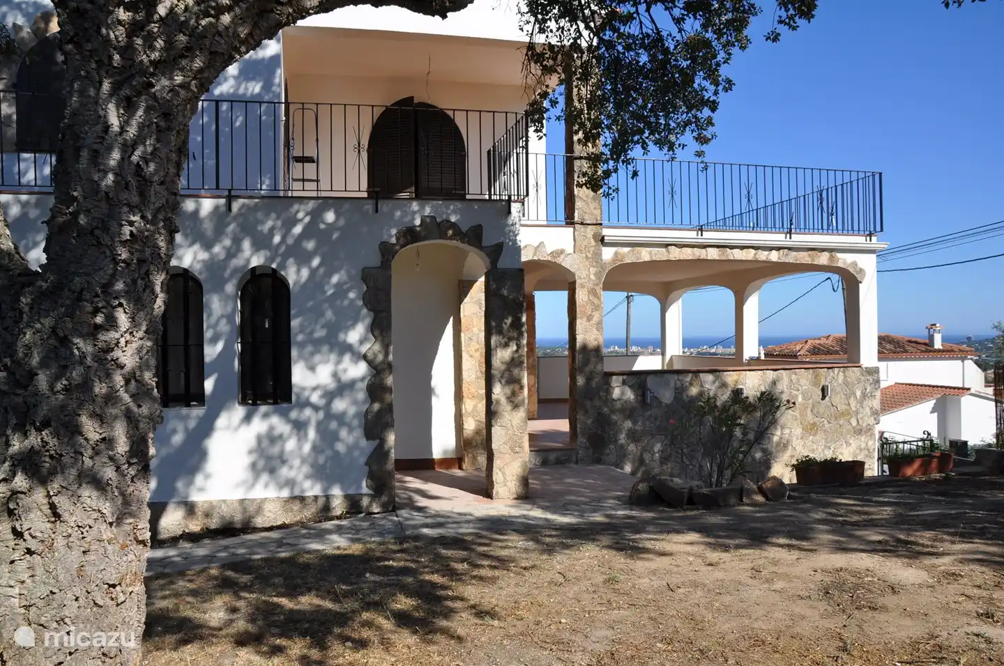 Terrasse en façade avec beaucoup d’intimité et très calme en raison d’un cul-de-sac.