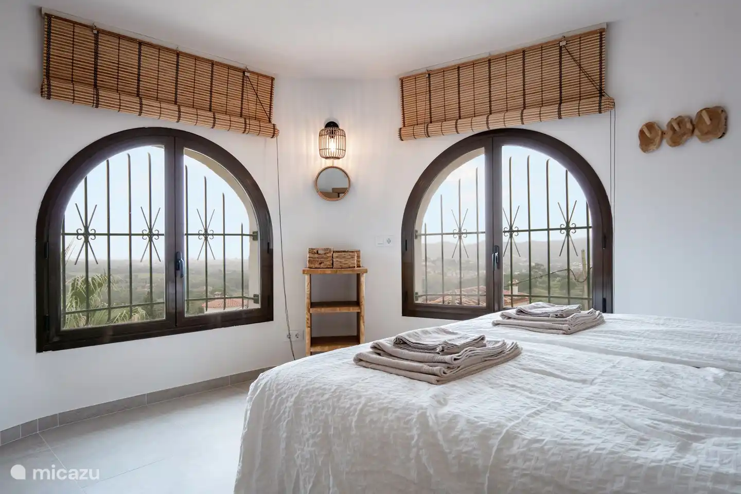 Chambre à coucher dans la tour avec vue sur la mer.