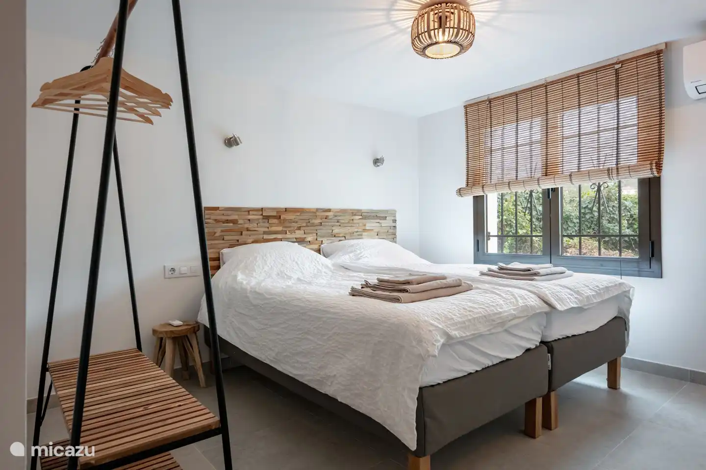 De beaux lits spacieux avec salle de bains privative