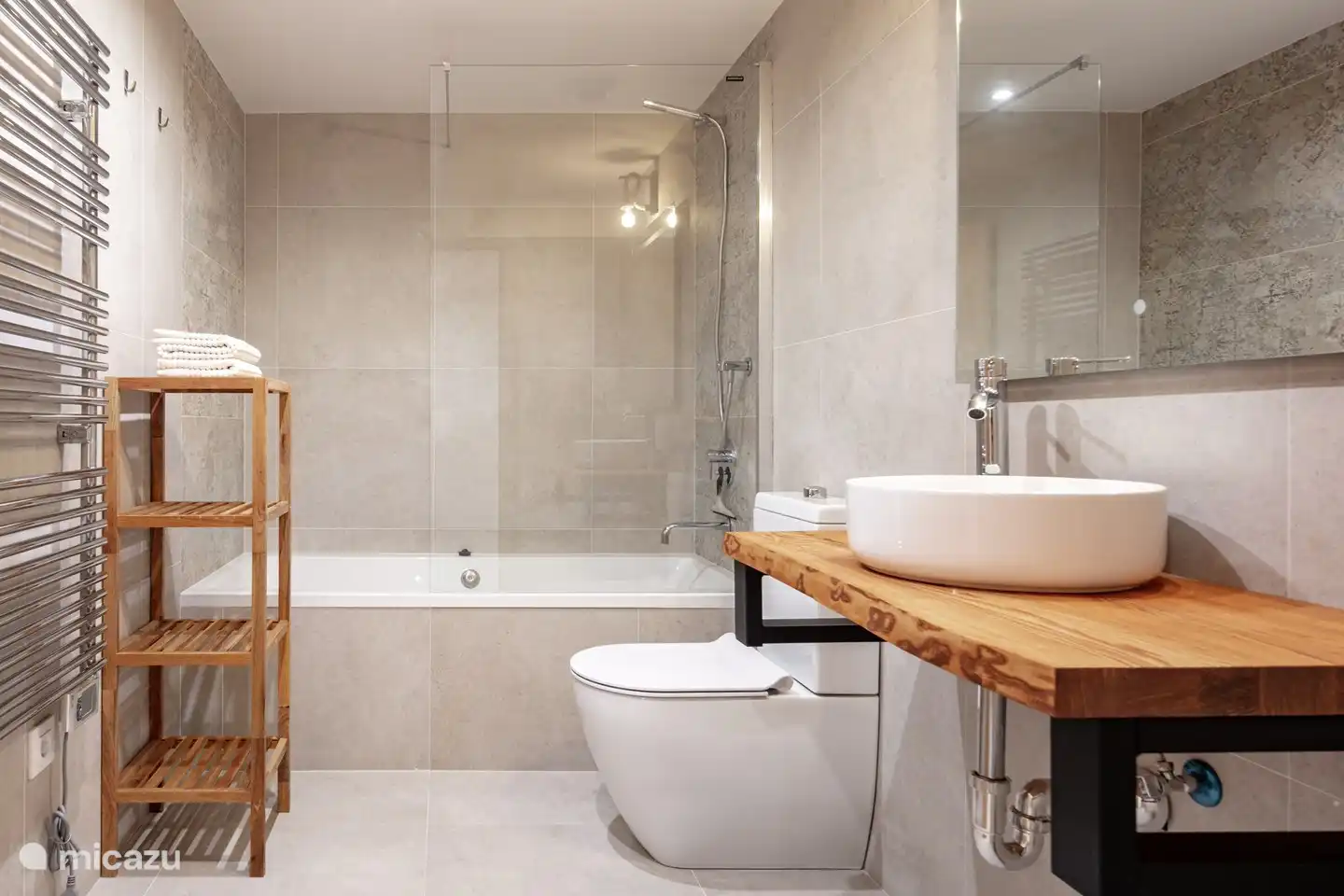 4 salles de bains complètes avec lavabo, WC et douche, 1 salle de bain dont 1 salle de bain avec baignoire.