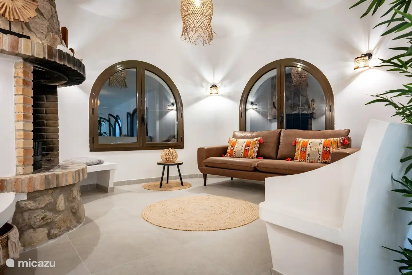 Salon cosy dans tour avec cheminée.