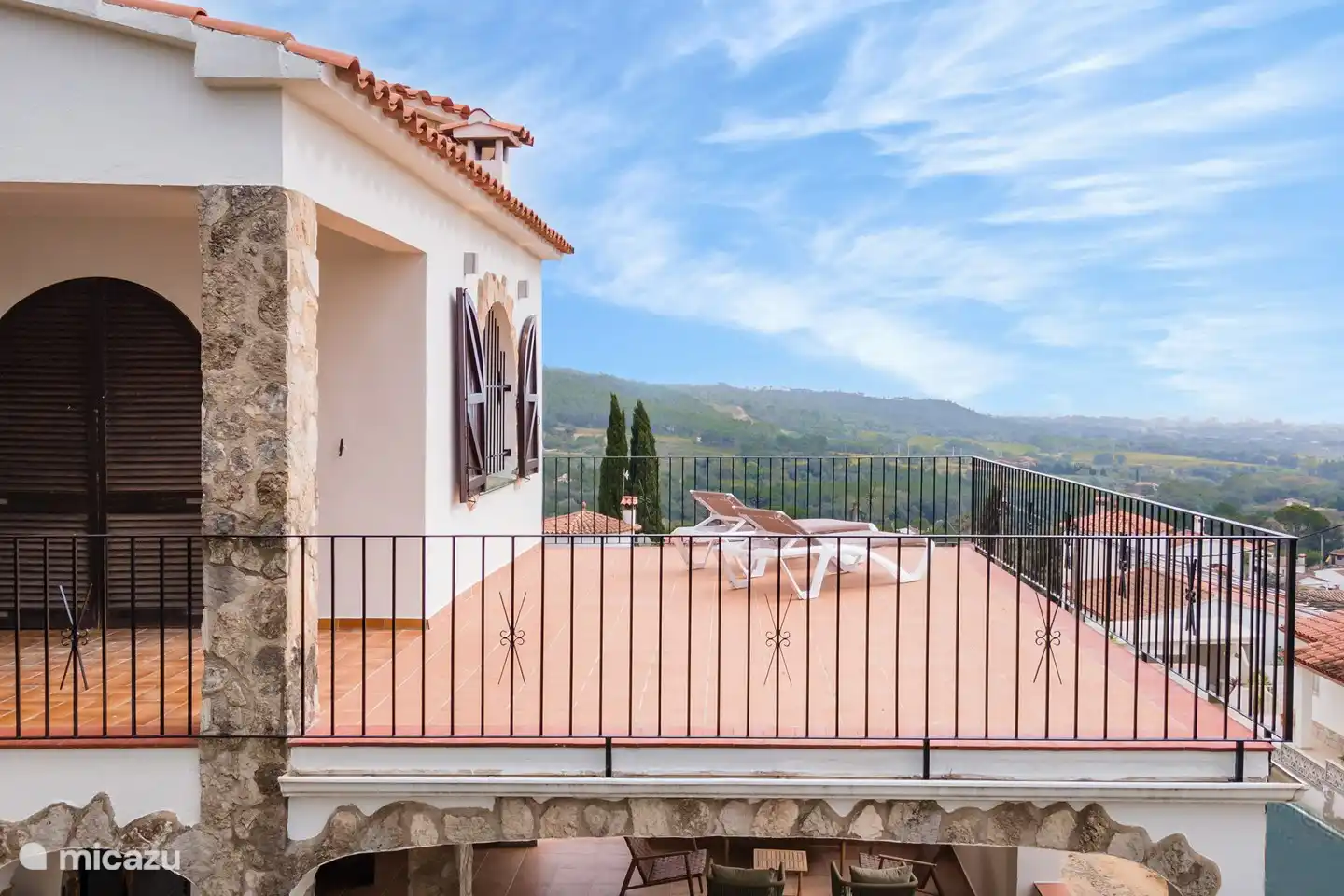 Terrasse au deuxième étage avec portes-fenêtres de deux chambres avec vue spectaculaire sur la mer, la montagne et la vallée.