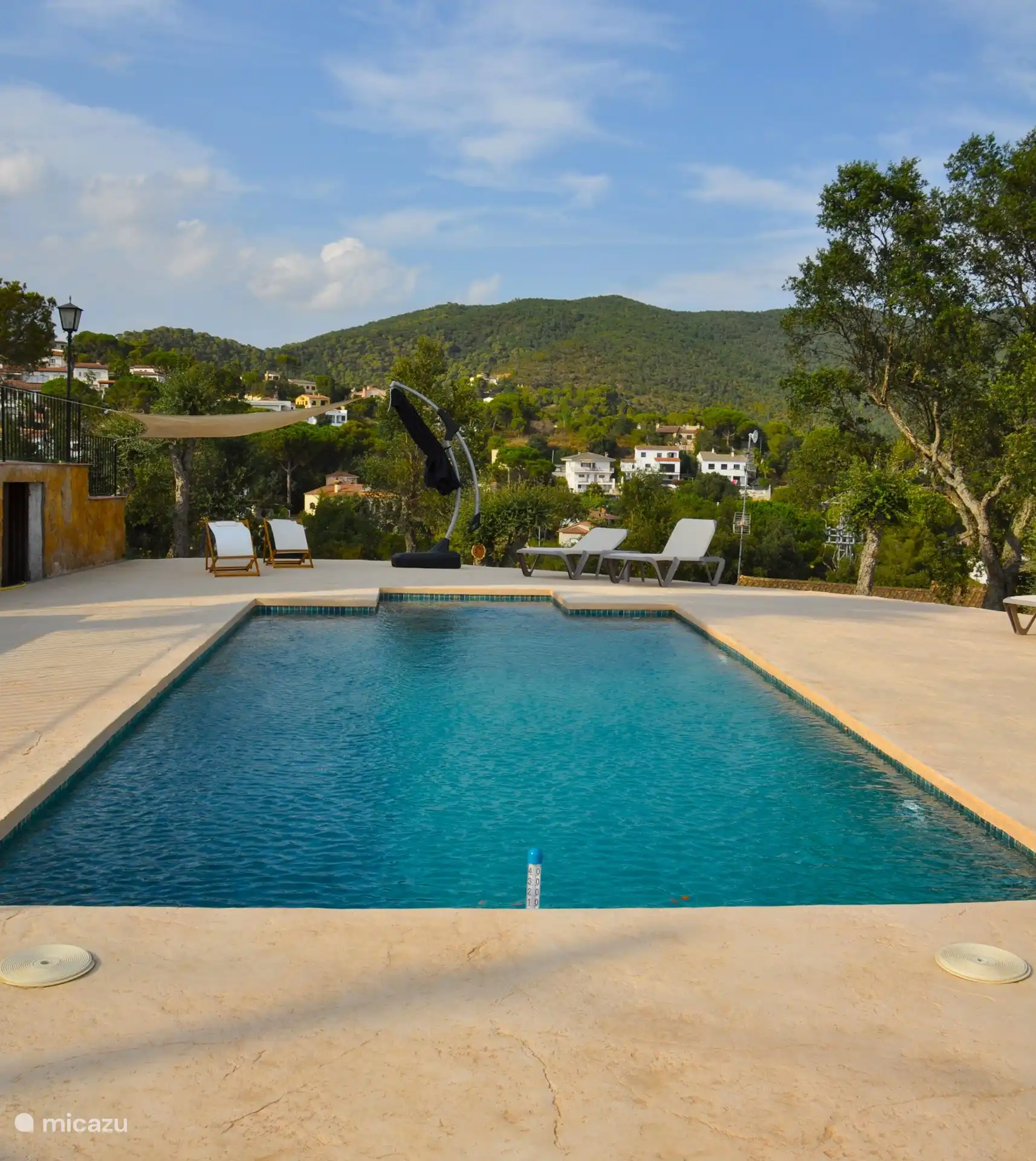 Belle piscine d’eau salée avec vue sur les montagnes