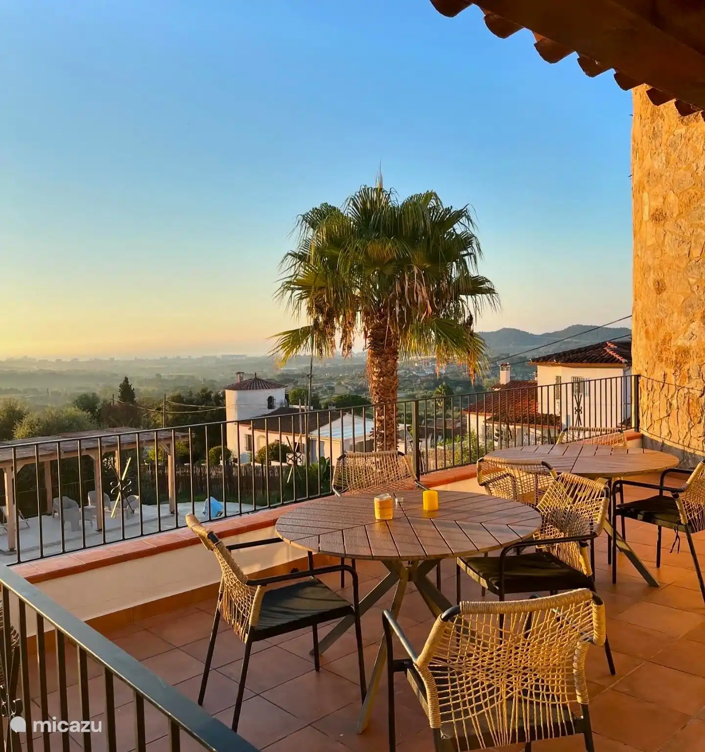 Lever du soleil depuis la terrasse de la cuisine.