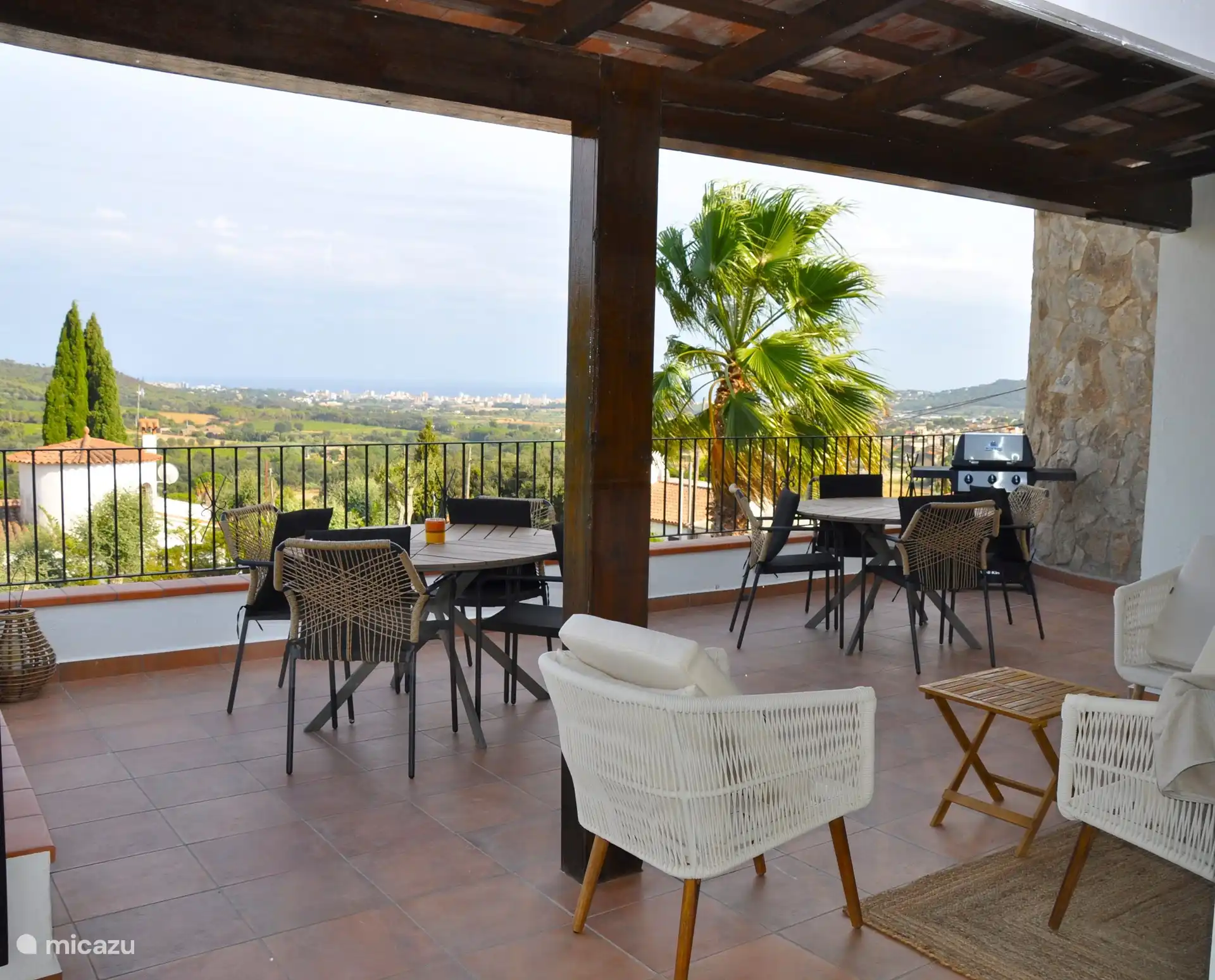 Assez d’espace pour prendre un verre ou un bon barbecue avec 12p.