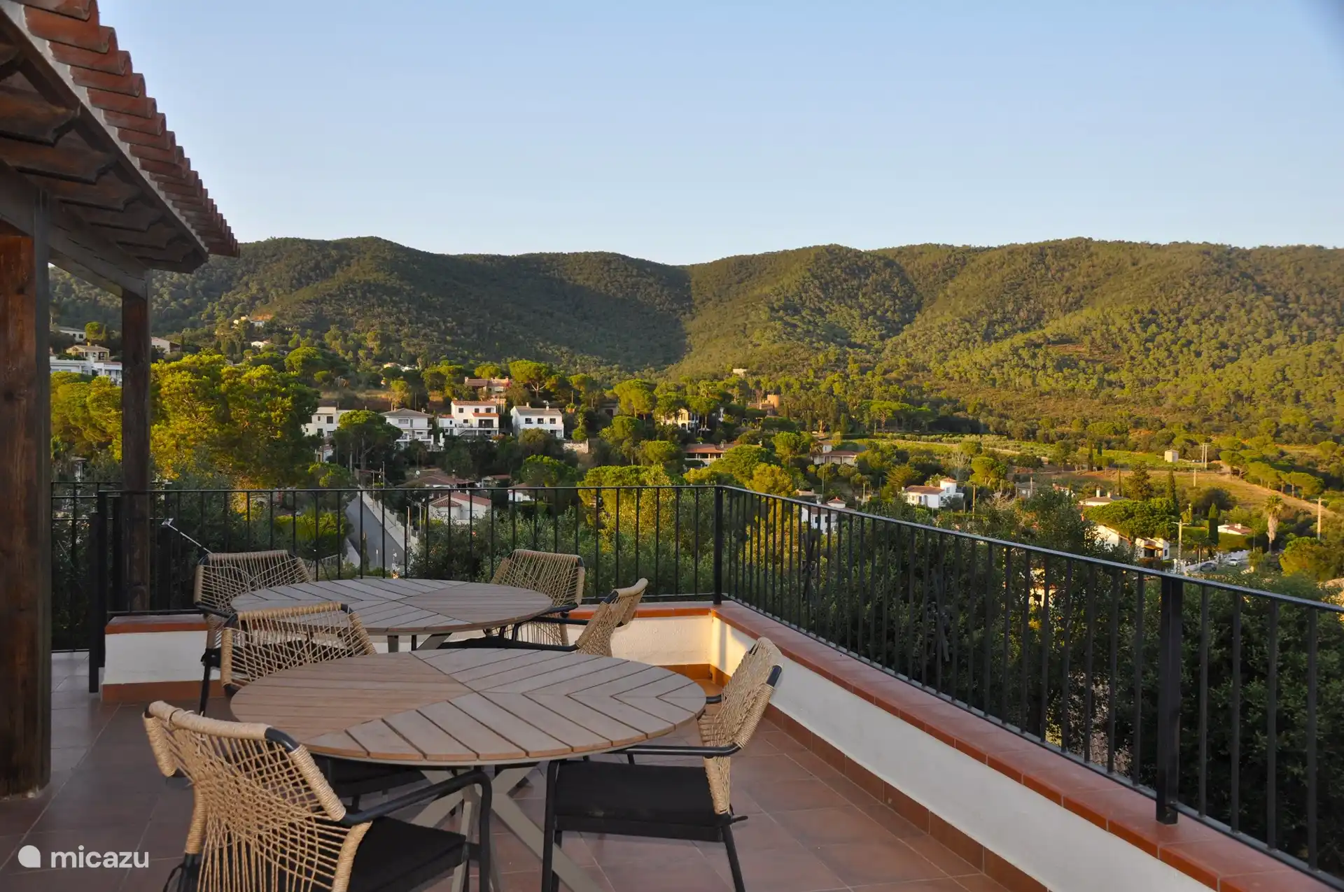 Vue sur la montagne depuis la terrasse de la cuisine